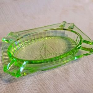 Vaseline glass uranium green ashtray
